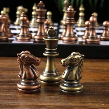 מתכת רטרו נחושת שחמט שחמט מתקפל נייד מתנות לילדים צעצועים חינוכיים פסלונים דקורטיביים