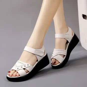 נעליים חיצונית סנדלים לנשים Rhinestones הקיץ 2023 בינוני עם העקבים נעלי נשים טריזים עקב בצבע בז ' יהלום H F מזדמן