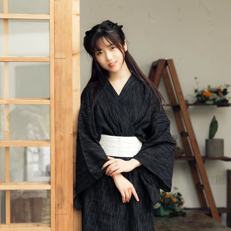אופנה יפנית בקימונו נשים מסורתיות יאקאטה רחצה החגורה גיישה סמוראי תרבות אופנת רחוב לבצע פוטושוט קרנבל - 0