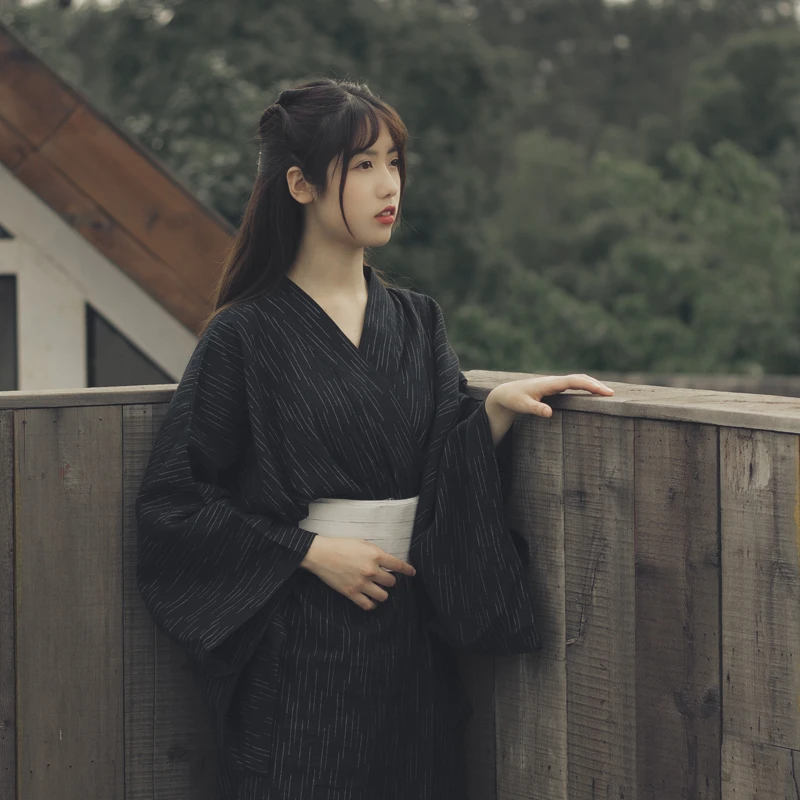 אופנה יפנית בקימונו נשים מסורתיות יאקאטה רחצה החגורה גיישה סמוראי תרבות אופנת רחוב לבצע פוטושוט קרנבל - 4